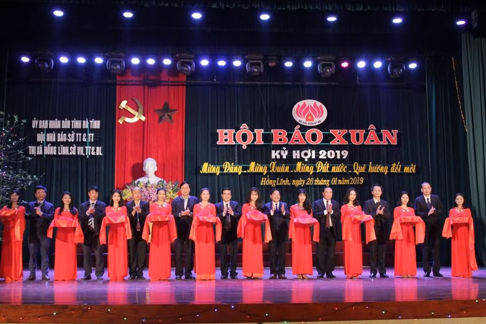 Lãnh đạo tỉnh Hà Tĩnh và các sở, ban, ngành cắt băng khai mạc Hội Báo Xuân Kỷ Hợi năm 2019