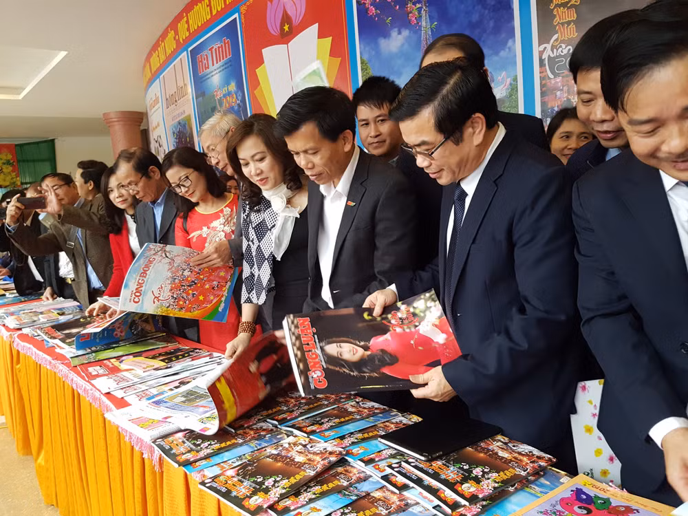 Các đồng chí Lãnh đạo tỉnh Hà Tĩnh tham quan các gian trưng bày báo chí.