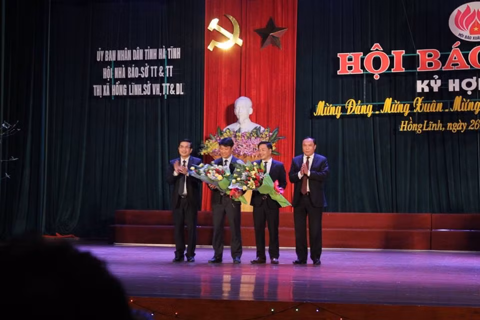 Phó Chủ tịch Thường trực UBND tỉnh Hà Tĩnh Đặng Quốc Vinh và Phó Chủ tịch HĐND tỉnh Võ Hồng Hải tặng hoa cho các đơn vị tổ chức Hội Báo Xuân Kỷ Hợi năm 2019