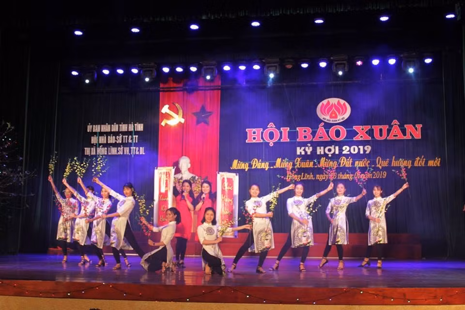 Chương trình văn nghệ mừng xuân mới của dân tộc và mừng đất nước, quê hương đổi mới