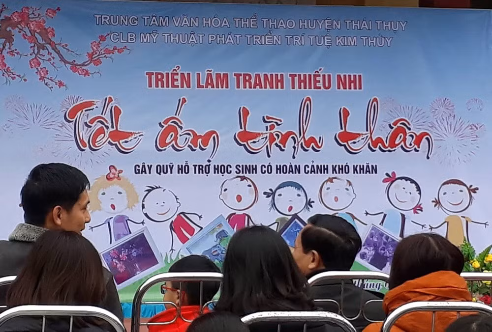Buổi triển lãm tranh thu hút rất đông các họa sĩ nhí và giảng viên tham gia. Ảnh: laodong