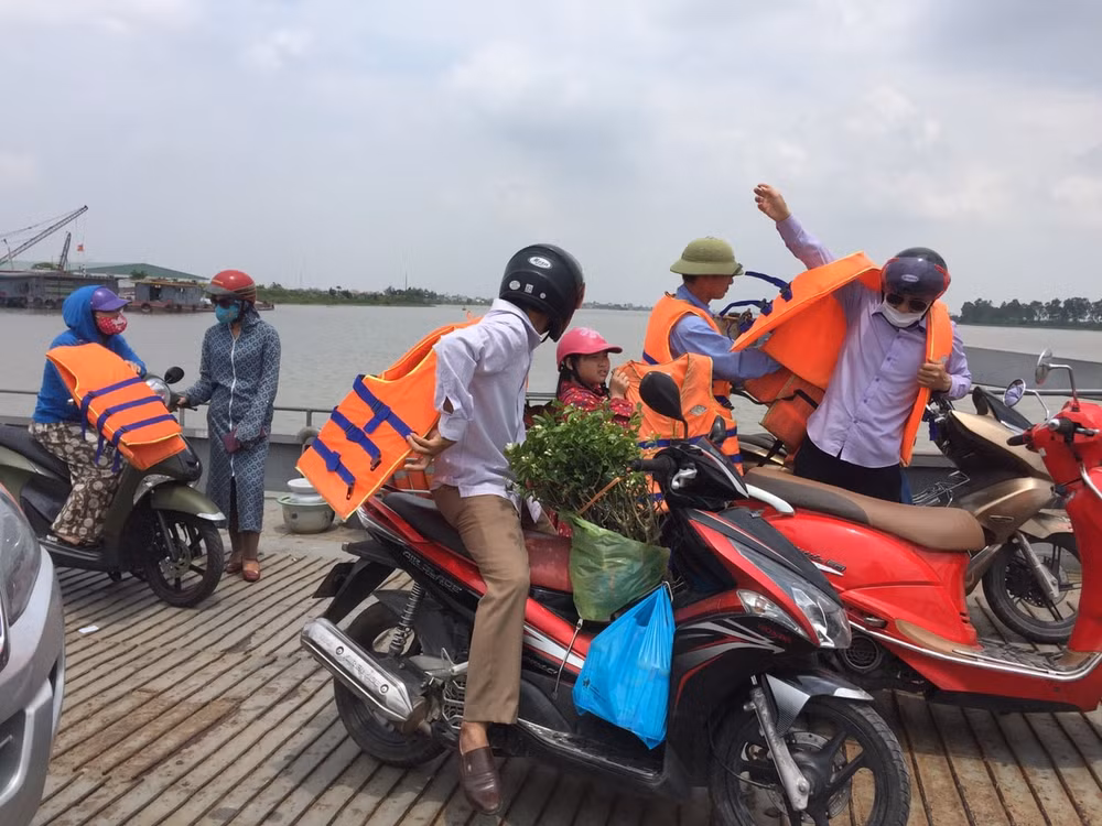 Kiên quyết từ chối phục vụ nếu hành khách không chấp hành việc sử dụng áo phao. Ảnh: Hoàng Thao