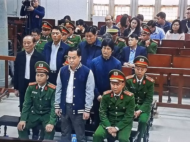 Bị cáo Phan Văn Anh cùng nguyên hai Thứ trưởng Bộ Công an tại phiên tòa sáng 28/1.