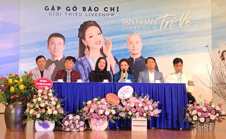 Ca sĩ Tân Nhàn và ekip giới thiệu liveshow “Trở về”. Ảnh: HNM