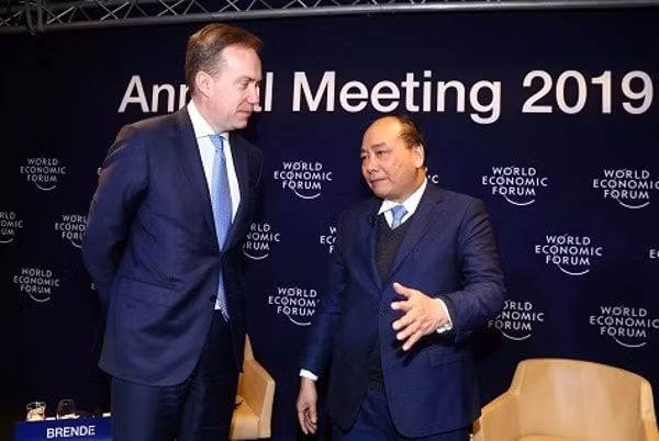 Thủ tướng Nguyễn Xuân Phúc đối thoại với Chủ tịch WEF Borge Brende. Ảnh: TTXVN