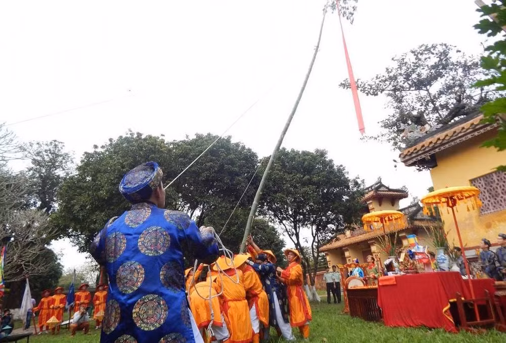 Lễ dựng nêu trong Đại nội Huế.TNMT