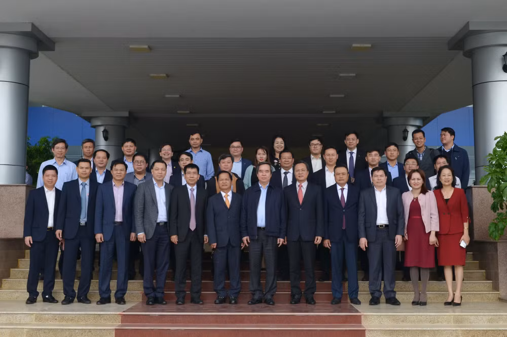 Lãnh đạo Ban Kinh tế Trung ương, tỉnh Quảng Ngãi, PVN và BSR chụp ảnh lưu niệm tại sảnh lớn Công ty