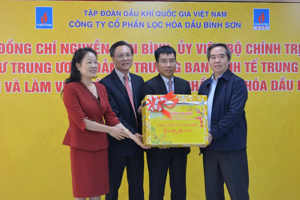 Đồng chí Nguyễn Văn Bình tặng quà năm mới tới tập thể người lao động BSR