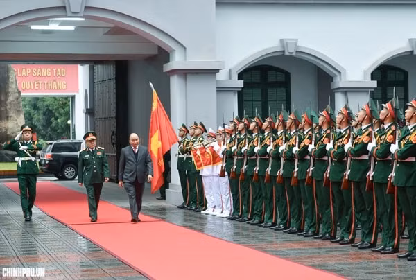 Thủ tướng Nguyễn Xuân Phúc thăm làm việc với Tổng cục II. Ảnh: VGP