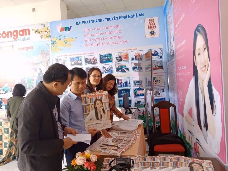 Các đại biểu tham quan gian trưng bày báo Xuân