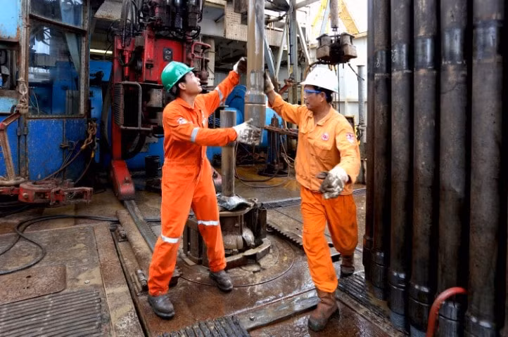 Người lao động Vietsovpetro trên giàn khoan. Ảnh: PVN