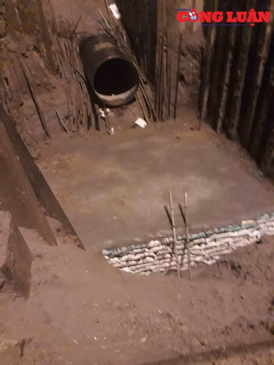Việc đổ bê tông không được ghép cốt pha mà chỉ có những bao cát dùng để chèn, chắn.