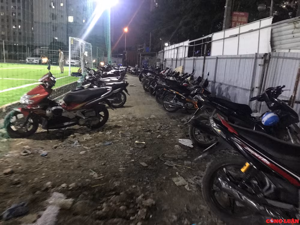 Bãi xe, gara ô tô, sân bóng trái phép vô tư mọc lên, thu lợi bất chính tại dự án KĐT Thành phố Giao Lưu