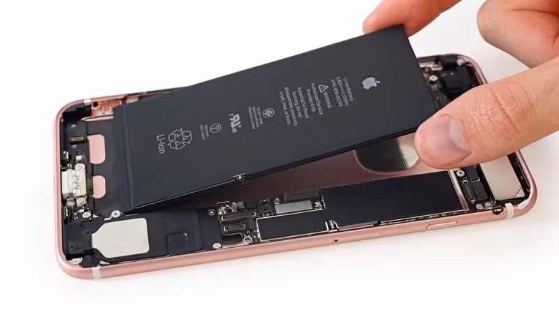 Thay pin iPhone.