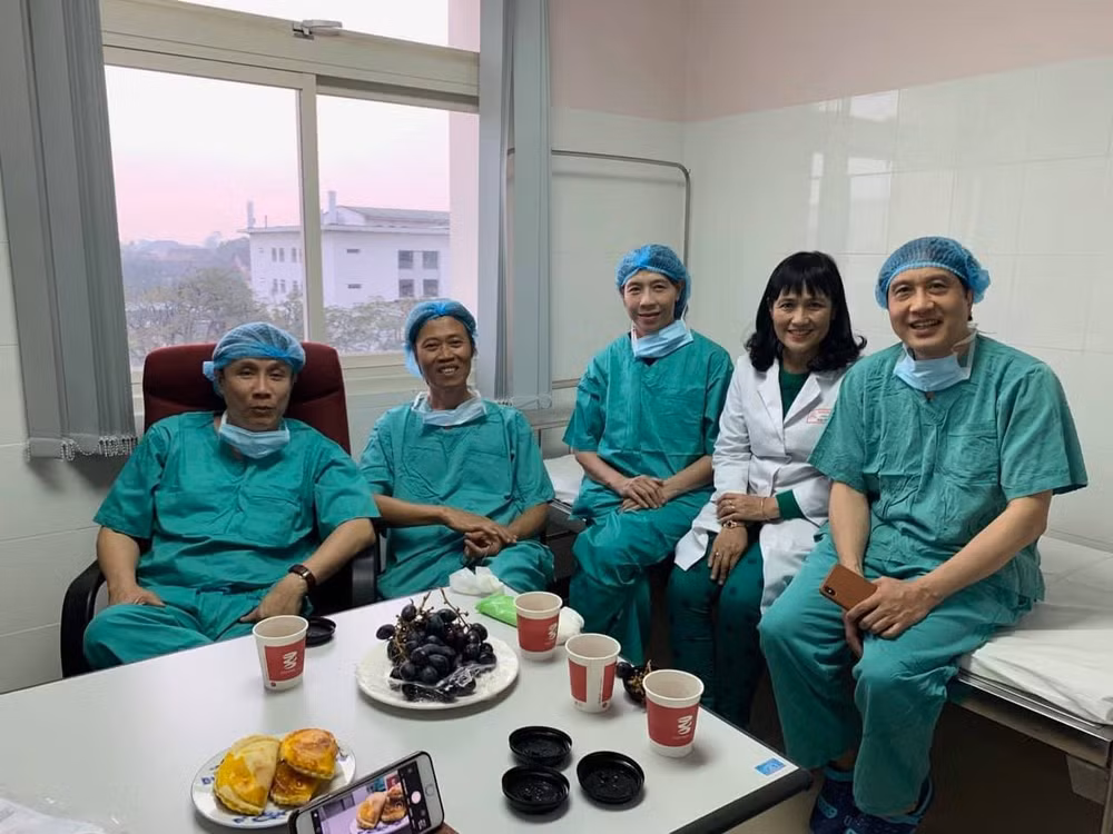 Kíp mổ thở phào nhẹ nhõm, cùng bắt tay nhau chia sẽ niềm vui to lớn sau bao nhiêu nỗ lực để giành sự sống cho người bệnh.