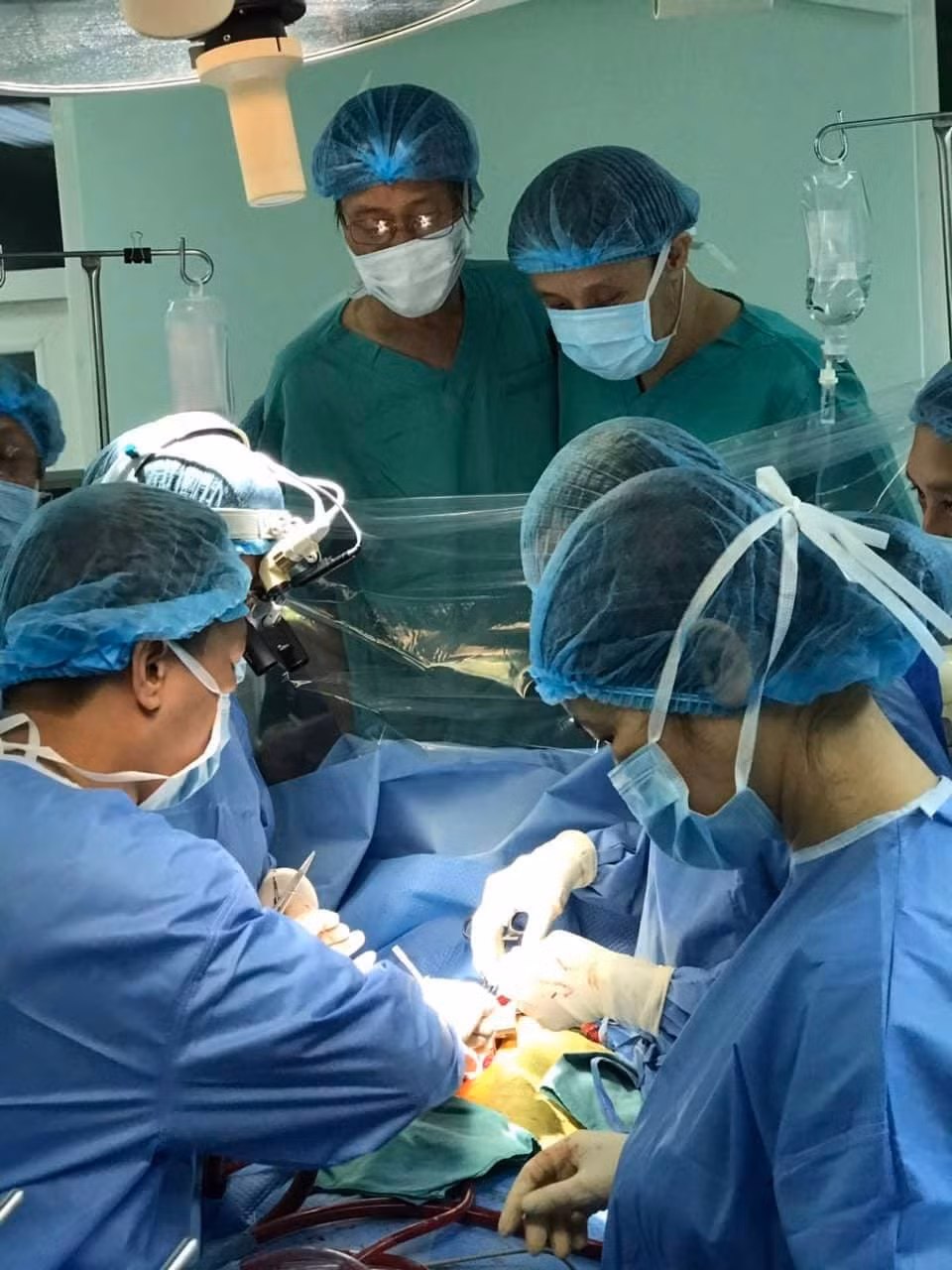 Trái tim được các y bác sĩ Bệnh viện TW Huế, đưa vào lồng ngực người nhận.