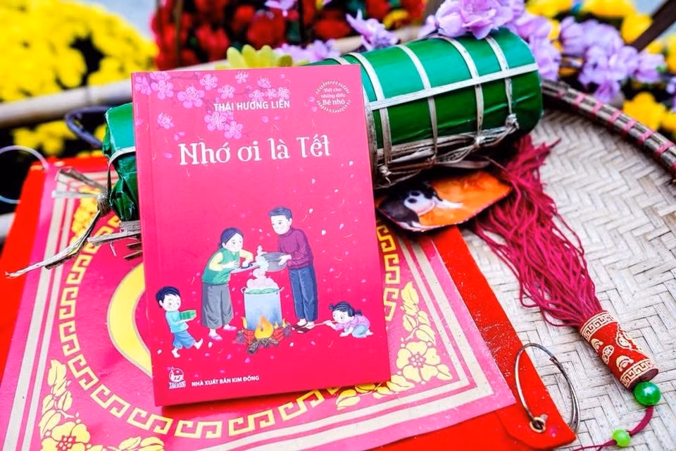 Cuốn sách “Nhớ ơi là Tết”. Ảnh: HNM