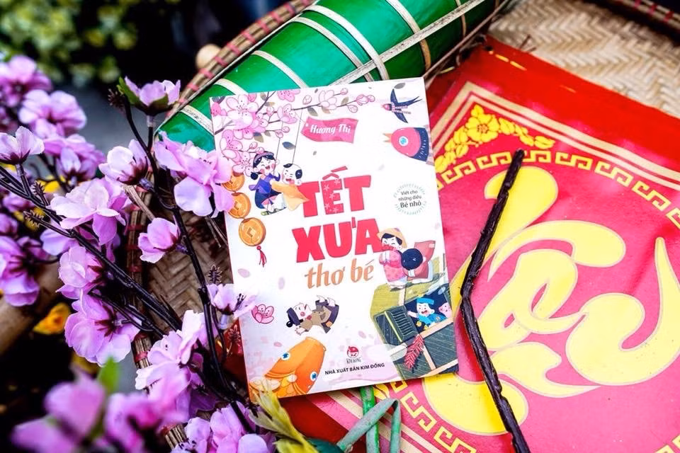 Cuốn “Tết xưa thơ bé” của tác giả Hương Thị. Ảnh: HNM