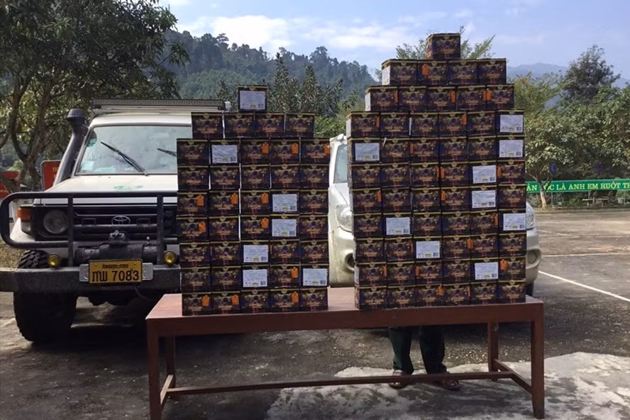 Bắt giữ 2 đối tượng vận chuyển 120 kg pháo nổ tại biên giới