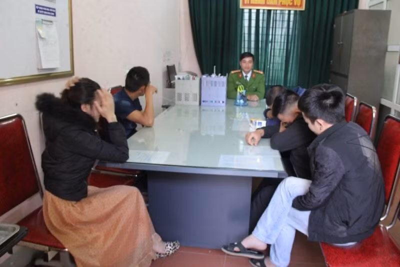Nhóm đối tượng chuyên đi đòi nợ thuê bị bắt khi đang thác loạn tập thể, trong đó có Vương