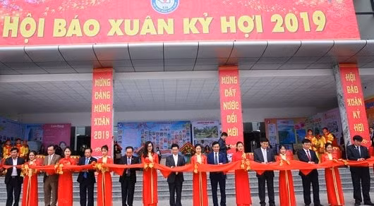 Các đại biểu cắt băng khai mạc Hội báo Xuân Kỷ Hợi 2019