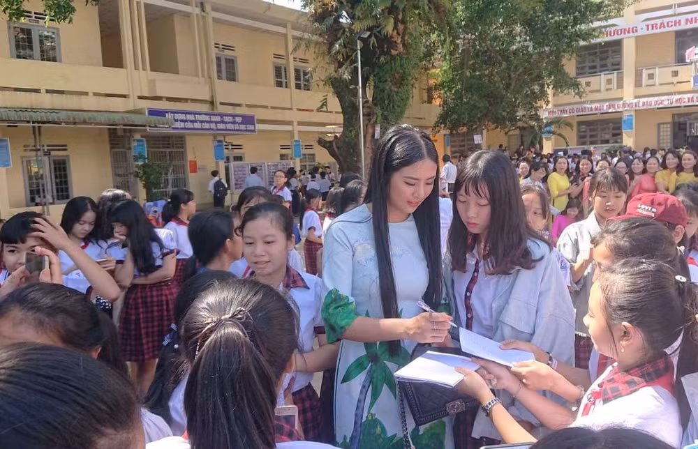 Hoa hậu Ngọc Hân giao lưu cùng các em học sinh Phú Quốc.