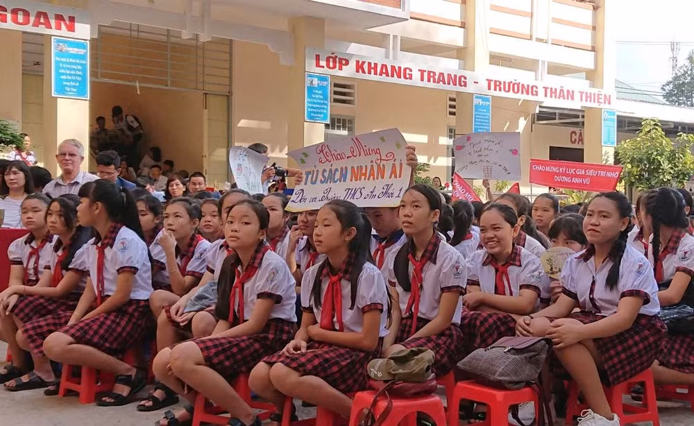 Học sinh Trường THCS An Thới 1 chào mừng đơn vị Tủ Sách Nhân Ái.
