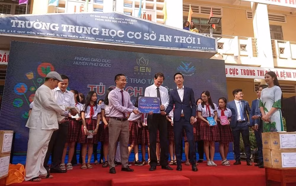 Đại diện đơn vị tài trợ trao sách cho các trường tại huyện đảo Phú Quốc.
