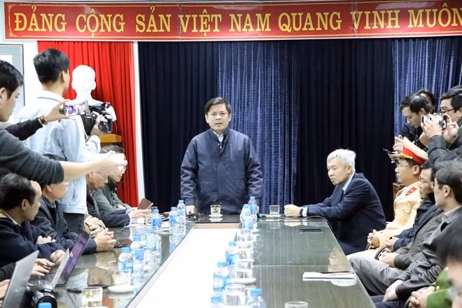 Bộ trưởng Bộ Giao thông Vận tải Nguyễn Văn Thể, Phó Chủ tịch thường trực Ủy ban An toàn giao thông Quốc gia phát biểu tại cuộc họp. Ảnh: Mạnh Tú.