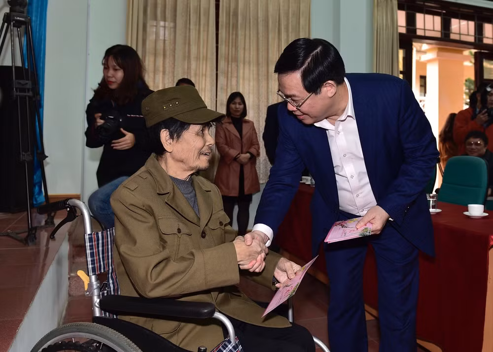 Phó Thủ tướng Vương Đình Huệ tặng quà các thương bệnh binh nặng đang điều trị tại Trung tâm Điều dưỡng thương binh Lạng Giang. Ảnh: VGP