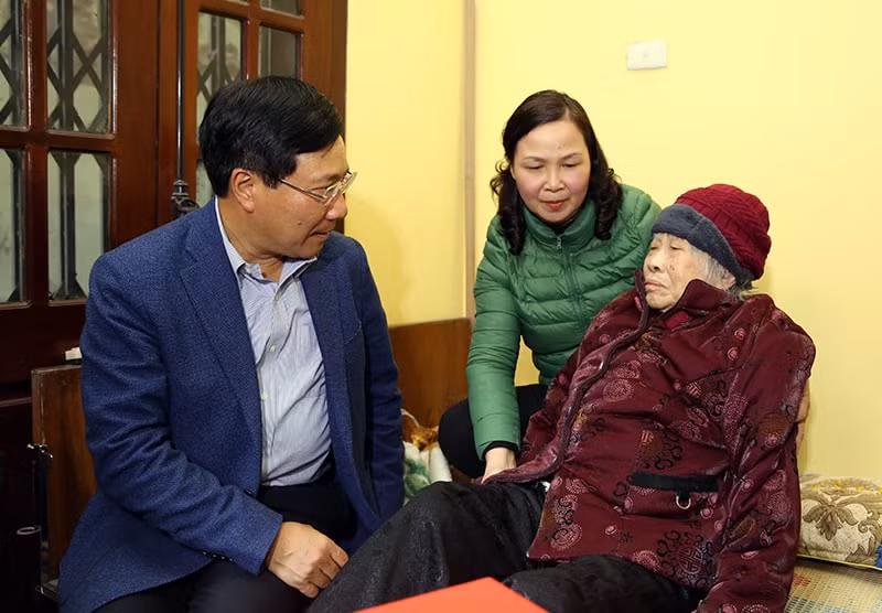 Phó Thủ tướng Phạm Bình Minh thăm hỏi Mẹ Việt Nam Anh hùng Chu Thị Âu. Ảnh: VGP