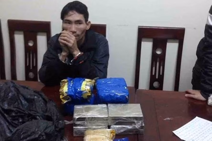 Đối tượng Lang Văn Thái cùng tang vật. Ảnh CTV