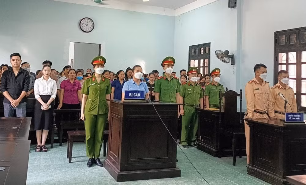 phat 20 thang tu nguoi phu nu cham mat canh sat giao thong hinh 2