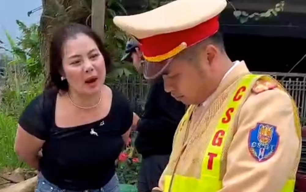 phat 20 thang tu nguoi phu nu cham mat canh sat giao thong hinh 1