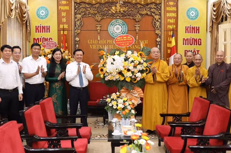 bi thu thanh uy ha noi dinh tien dung chuc mung le phat dan hinh 1