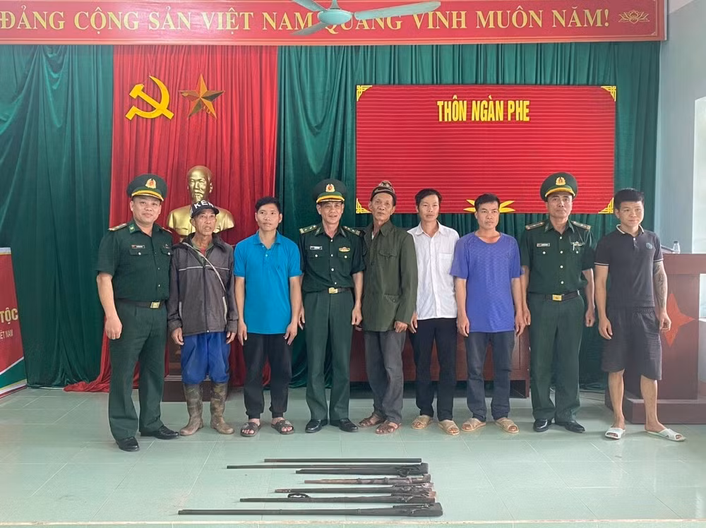 binh lieu quang ninh nguoi dan tu giao nop nhieu vu khi tu che hinh 3