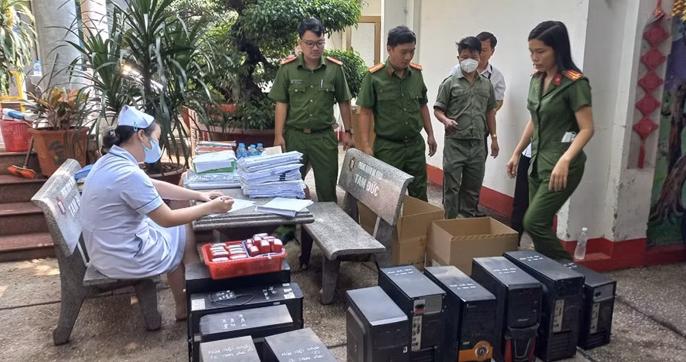bat 2 doi tuong tang tru mua ban giay to kham chua benh truc loi bao hiem xa hoi hinh 1