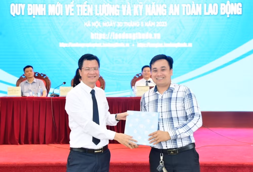 bao lao dong thu do to chuc buoi giai dap thac mac ve tien luong va an toan lao dong hinh 1