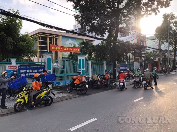 tp hcm shipper xep hang dai tu sang som cho xet nghiem covid 19 hinh 6