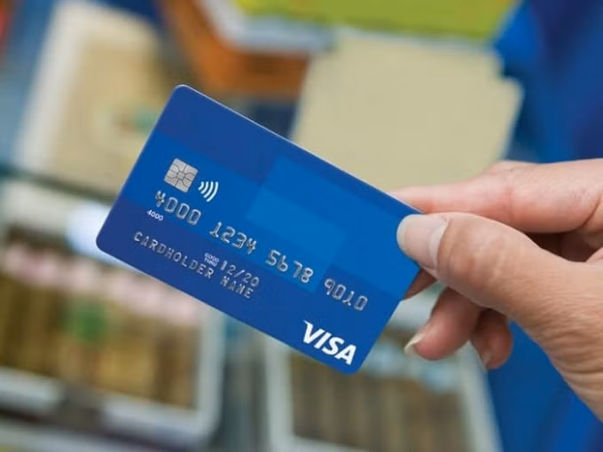 hiep hoi ngan hang de nghi visa va mastercard giam phi hinh 1