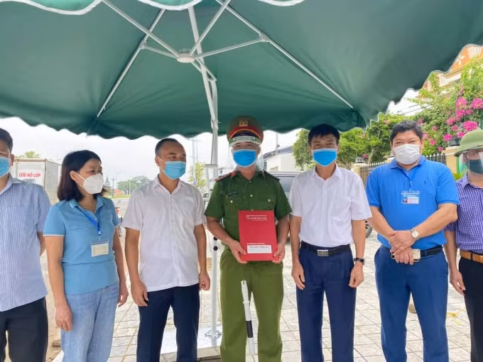 tham dong vien luc luong lam nhiem vu tai chot kiem soat dich luc luong phan ung nhanh phong covid 19 tai tp sam son hinh 1