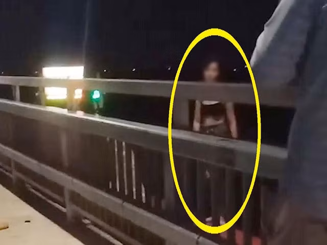 ha noi co gai tre len cau nhat tan tu tu roi tu boi vao bo hinh 1