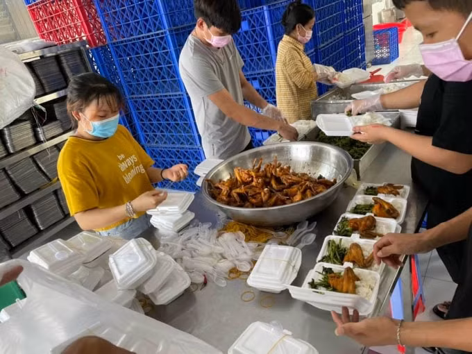 bep an tu thien tai binh duong 20 nguoi lam moi ngay cung cap 6000 suat an mien phi hinh 4