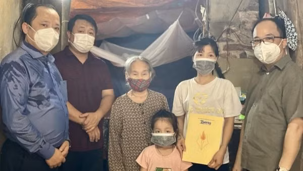 bao tuoi tre thu do trao 200 suat qua toi cac gia dinh kho khan o huyen thanh oai hinh 3