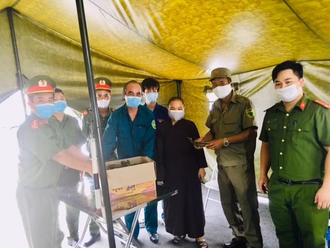 ha noi nha chua goi gan 400 chiec banh te tang luc luong cong an truc chot kiem soat covid 19 hinh 3