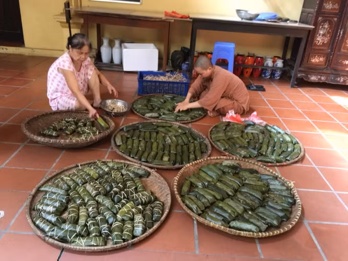 ha noi nha chua goi gan 400 chiec banh te tang luc luong cong an truc chot kiem soat covid 19 hinh 2