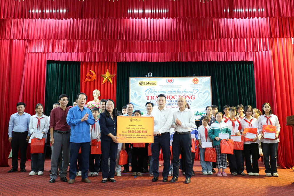 anh-2-cac-suat-hoc-bong-trong-chuong-trinh-thap-sang-niem-tin-cho-em-duoc-trao-toi-hoc-sinh-tai-xa-nam-dong-hung-tinh-hung-yen.jpg