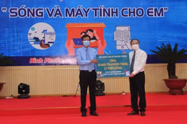 Một tháng phát động Chương trình “Sóng và máy tính cho em”: Chạm đến trái tim cộng đồng
