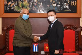 Đại sứ Cuba thăm, chúc mừng Báo Nhân Dân