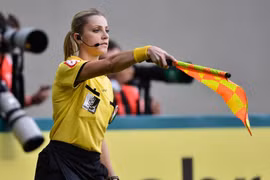 Nữ trọng tài Brazil bị lầm tưởng bắt chính trận tuyển Việt Nam gặp Malaysia